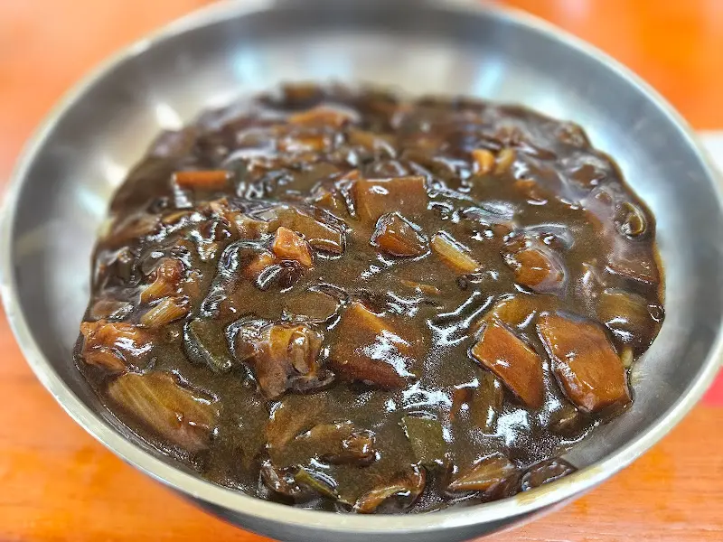 큼지막한 돼지고기가 들어간 짜장 소스