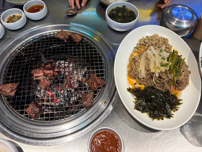 육회비빔면과 구워진 갈비