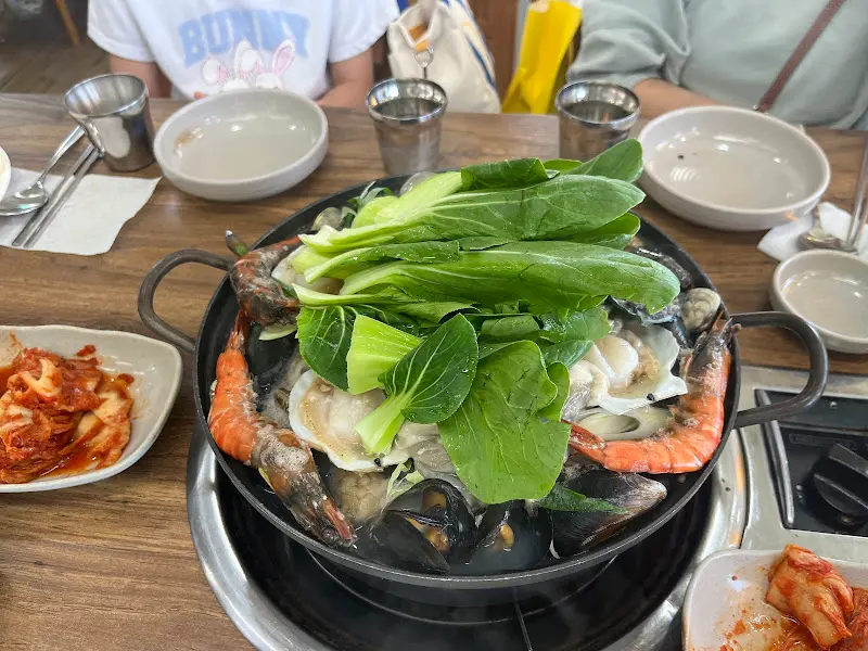 테이블 위에 놓인 해물칼국수 냄비