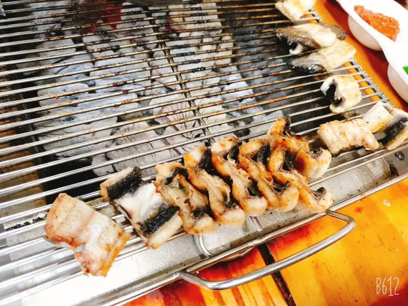 숯불 위에서 노릇하게 구워지는 장어