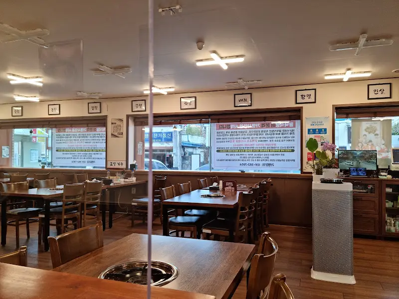 넓고 깔끔한 홀