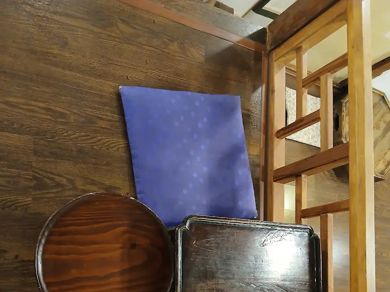 다과를 받치고 있는 쟁반