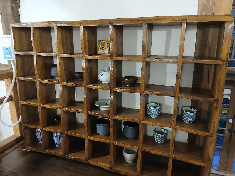 다양한 찻잔이 진열된 모습