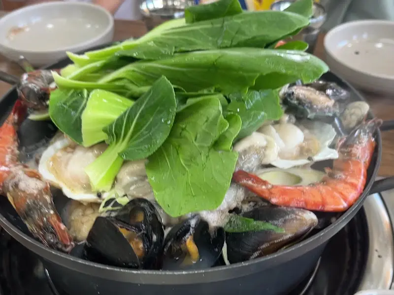 채소가 올려진 해물칼국수