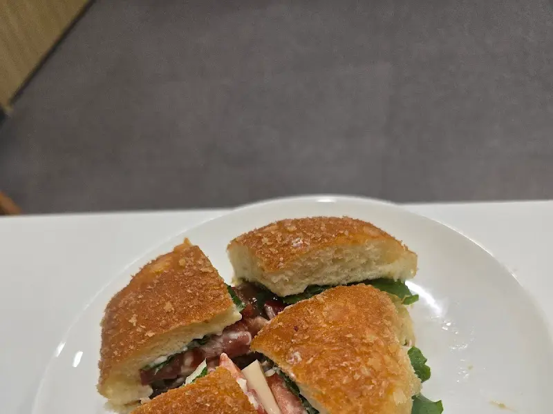 토마토 바질 샌드위치의 클로즈업