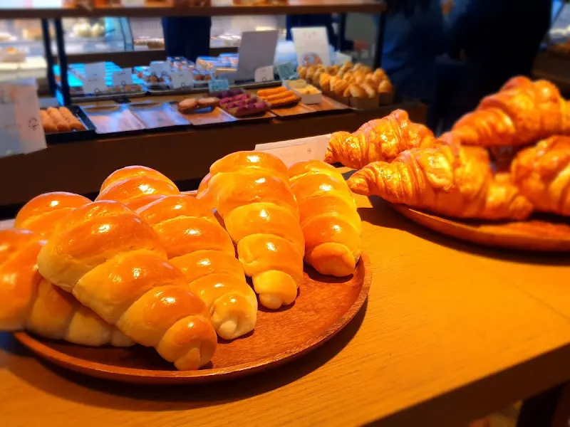 갓 구워져 나온 빵들