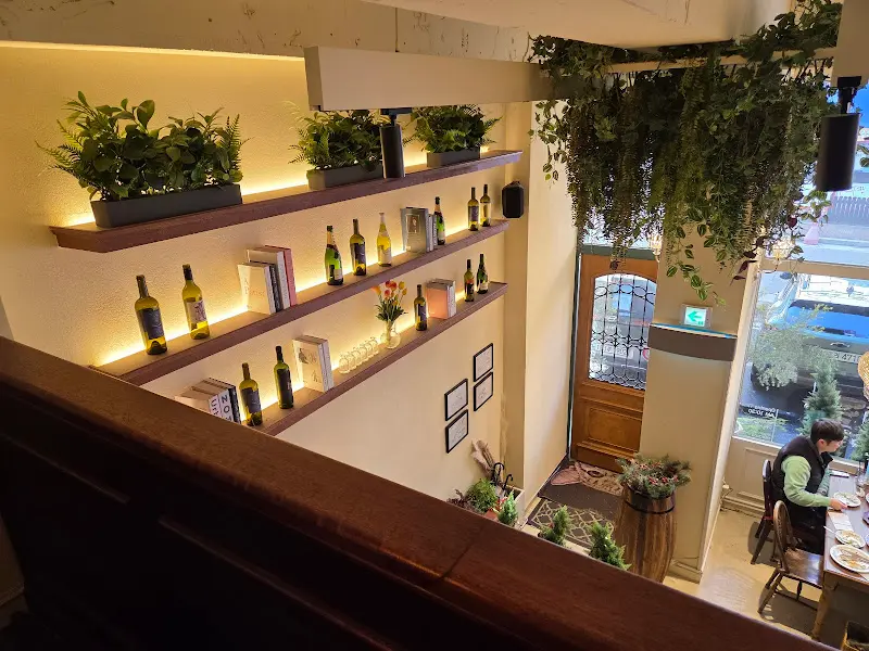 계단에서 보이는 레스토랑 내부