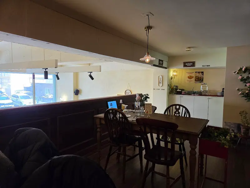 레스토랑 내부 테이블 세팅