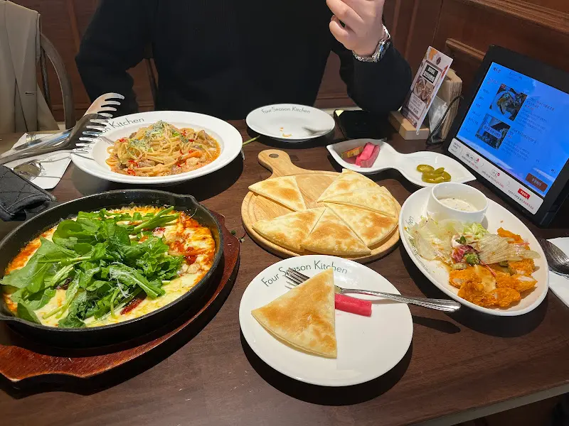 테이블 가득 차려진 음식