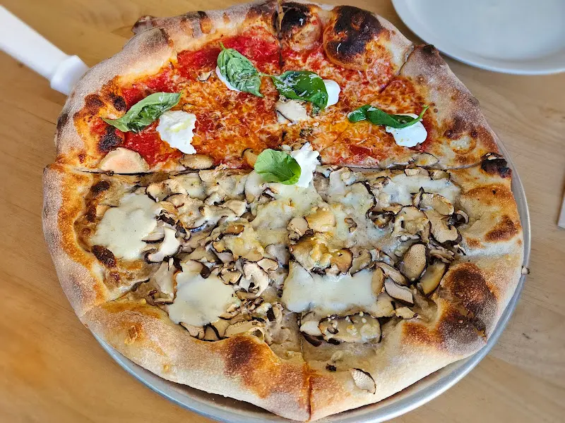 탐스러운 부라타 치즈가 올려진 피자의 모습