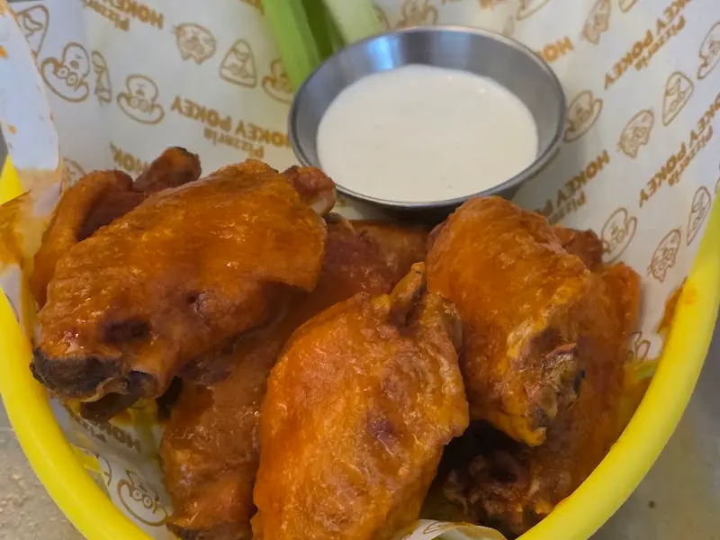 윤기가 흐르는 버팔로 윙과 샐러리의 모습