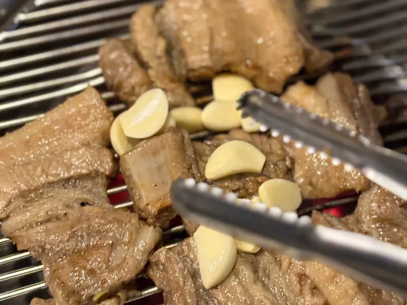 노릇하게 구워진 양념갈비