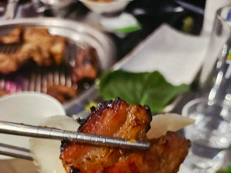 젓가락으로 집은 양념갈비