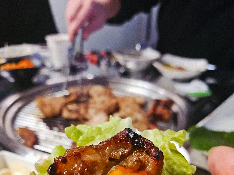 쌈 채소와 함께 먹는 양념갈비