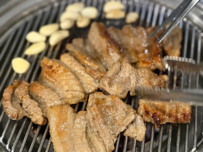 테이블 가득 차려진 음식