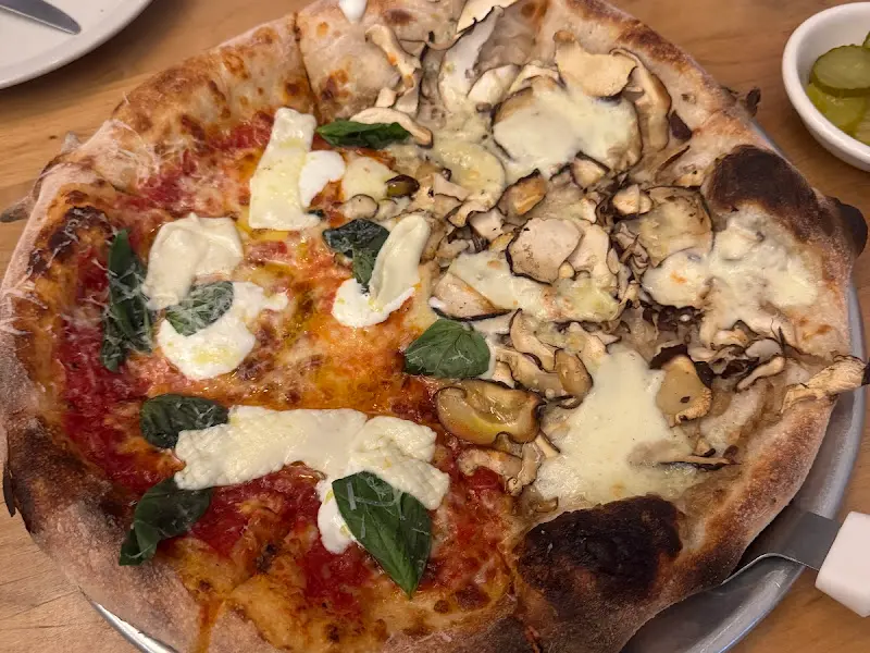 피자 한 조각이 잘려나간 단면의 모습