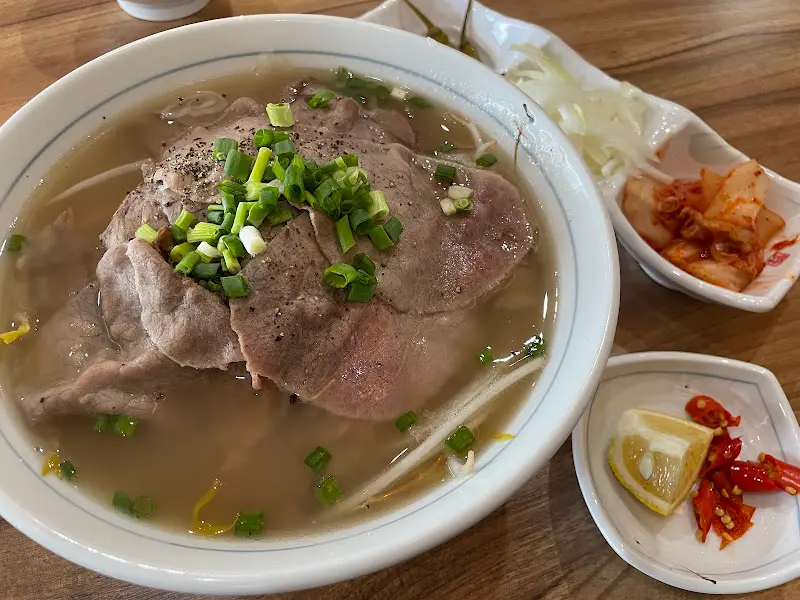 따뜻하고 깊은 국물이 일품인 쌀국수