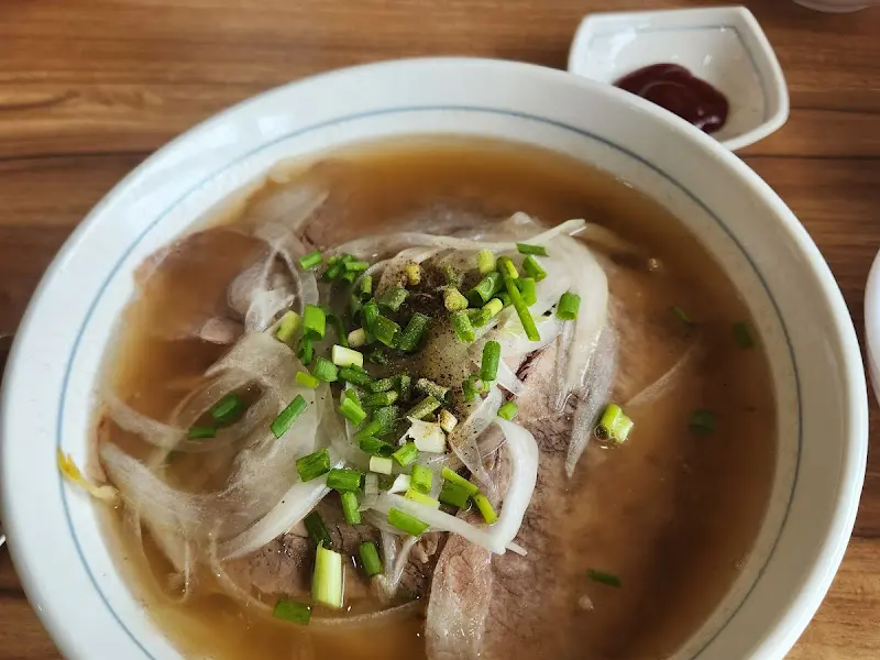 고기와 파가 듬뿍 올려진 쌀국수