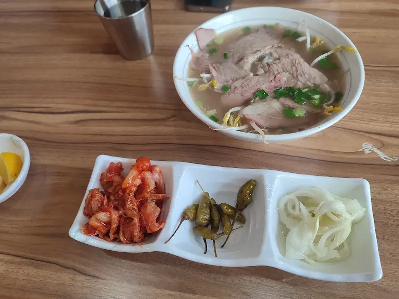 쌀국수와 곁들임 반찬