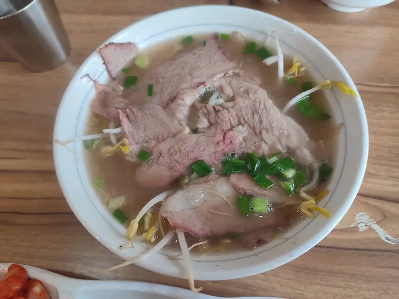 푸짐한 양의 쌀국수