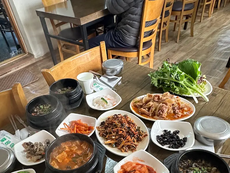 푸짐하게 차려진 우렁 쌈밥 한 상