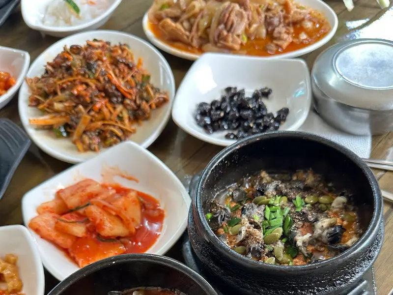 한 상 가득 차려진 쌈밥 정식