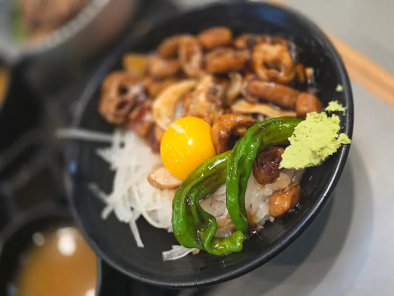 막창 덮밥 근접 촬영