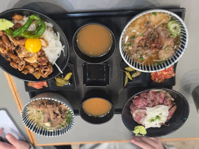 다양한 덮밥 메뉴