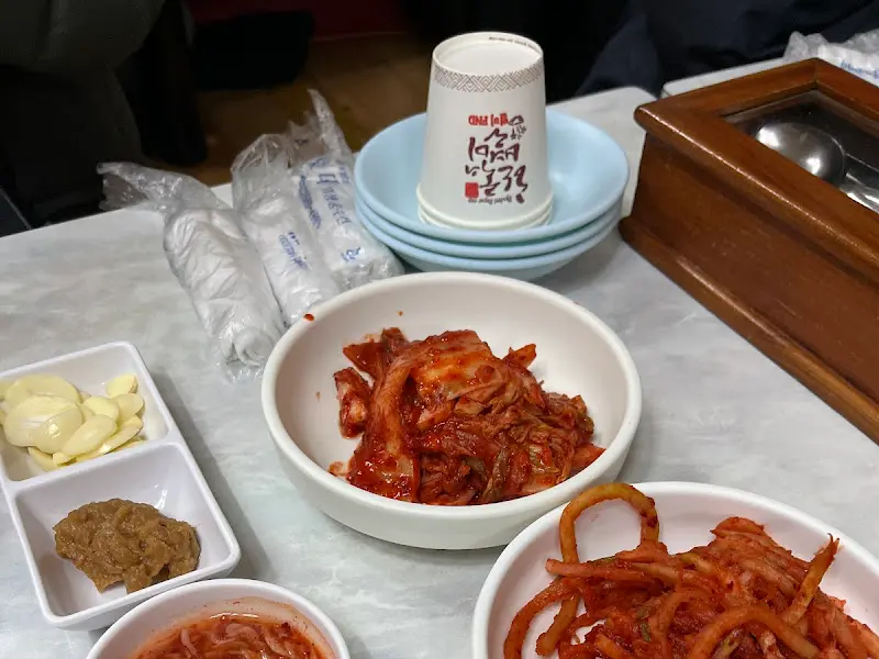 김치, 깍두기, 마늘 등 밑반찬 사진