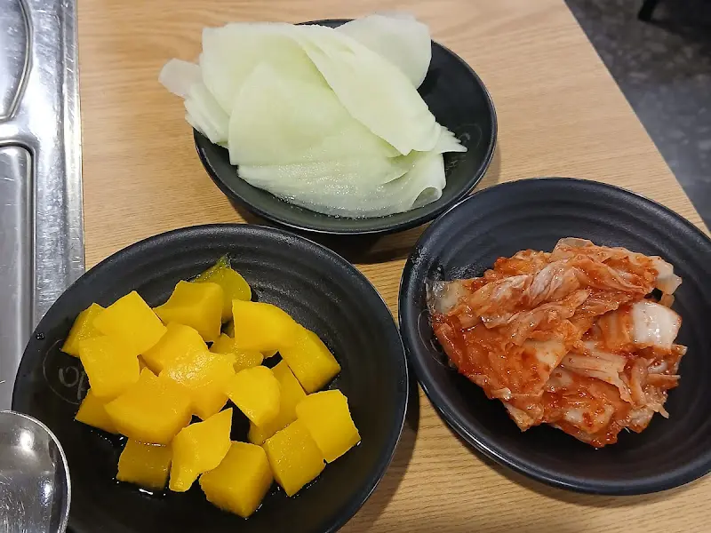 유가네닭갈비 동대문점 기본 반찬