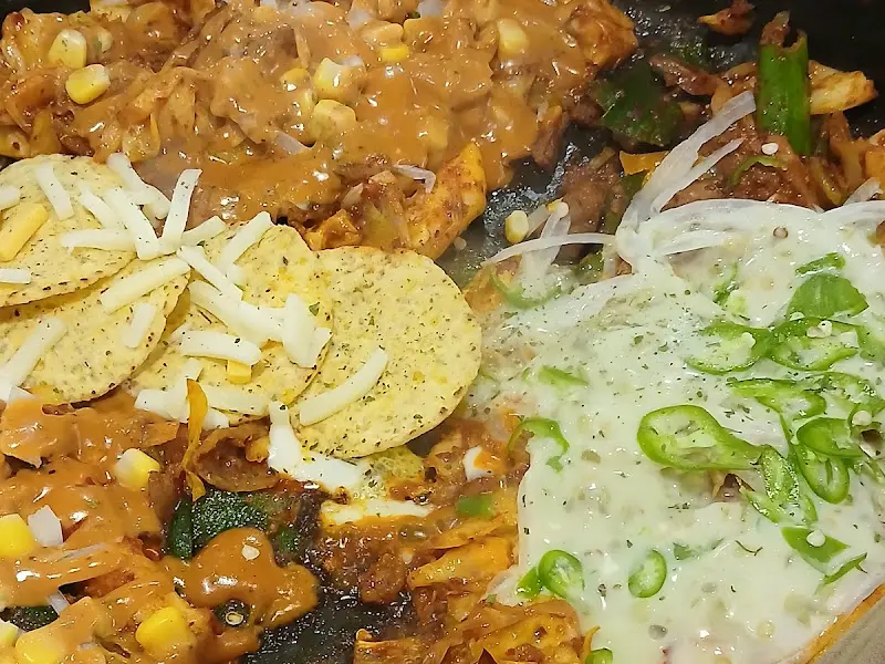 유가네닭갈비 동대문점 닭갈비와 토핑