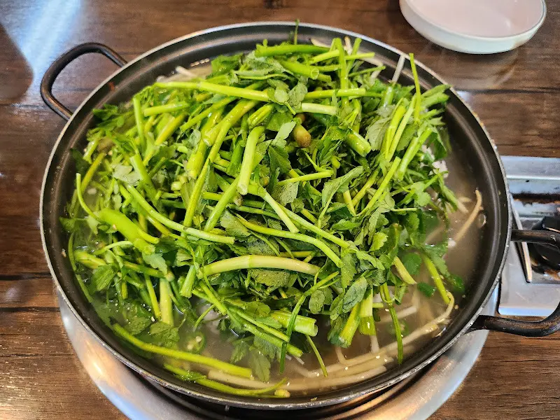 미나리가 수북하게 쌓인 아귀지리