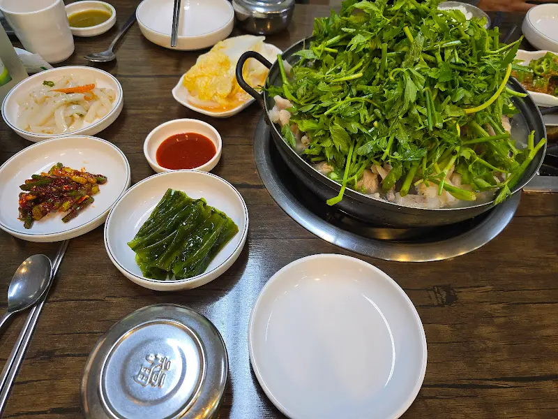 푸짐한 밑반찬과 아귀지리 한 상