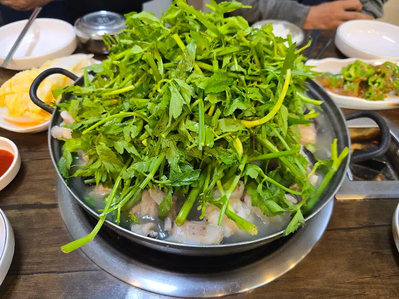 미나리가 듬뿍 올라간 아귀지리