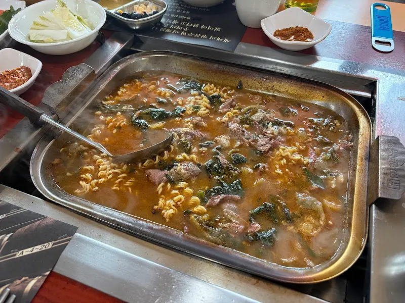 푸짐한 양과 얼큰한 국물이 인상적인 램랜드 전골