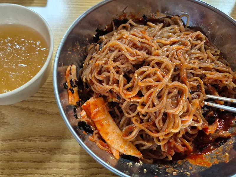 비빔 막국수 근접샷
