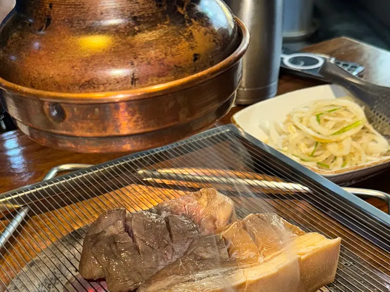 숯불 위에 올려진 돼지갈비