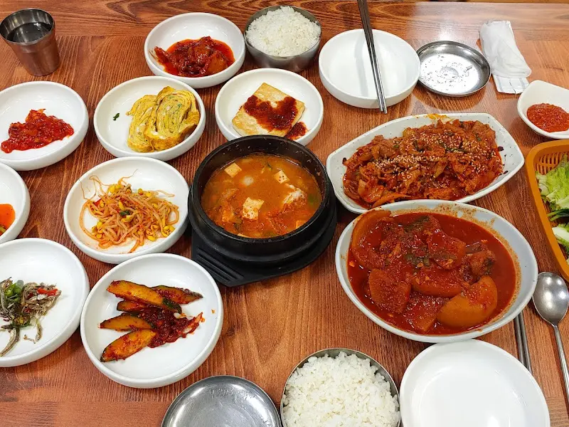 푸짐하게 차려진 남도 시골 밥상 한 상 차림