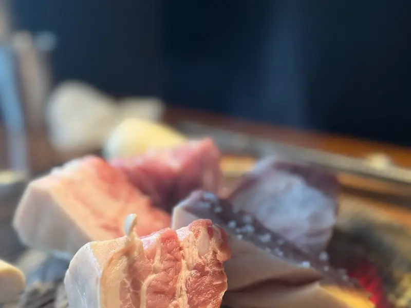 숯불에 구워지고 있는 암퇘지