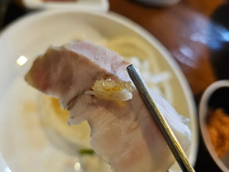 한 점 집어 올린 돼지고기