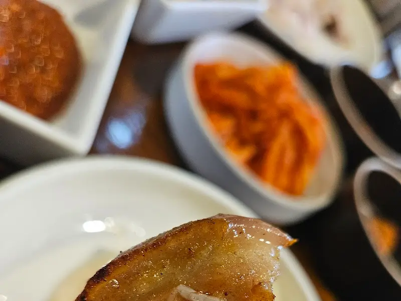 고기와 함께 제공되는 다양한 반찬들