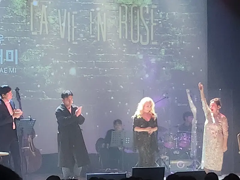 무대 위에서 배우들이 열정적인 연기를 펼치고 있다. 박해미 배우의 모습도 보인다.