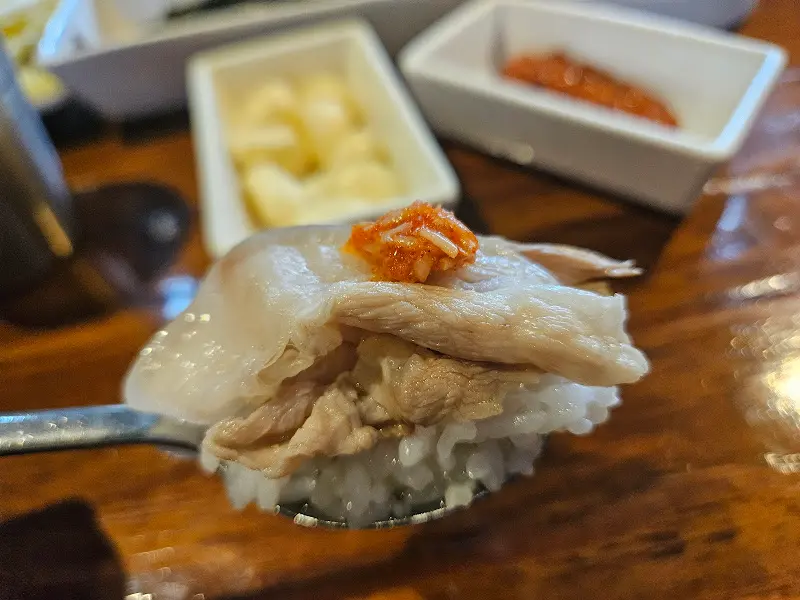 수저 위에 올려진 고기 한 점