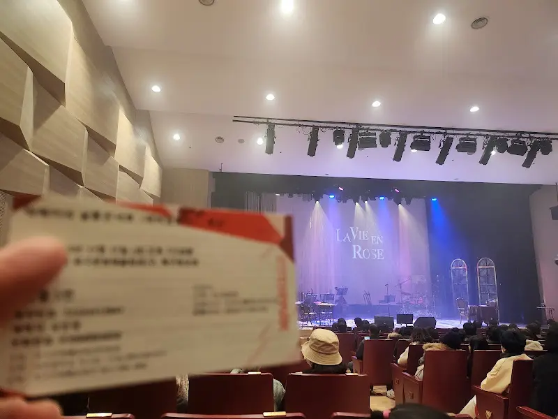 손에 든 공연 티켓을 찍은 사진. 티켓에는 공연 날짜와 시간, 좌석 정보 등이 적혀 있다.