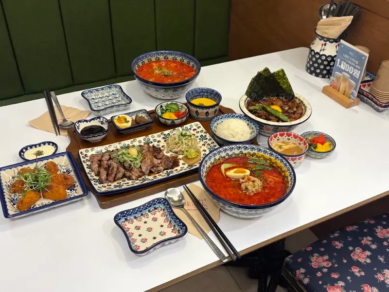 다양한 메뉴가 정갈하게 차려진 테이블