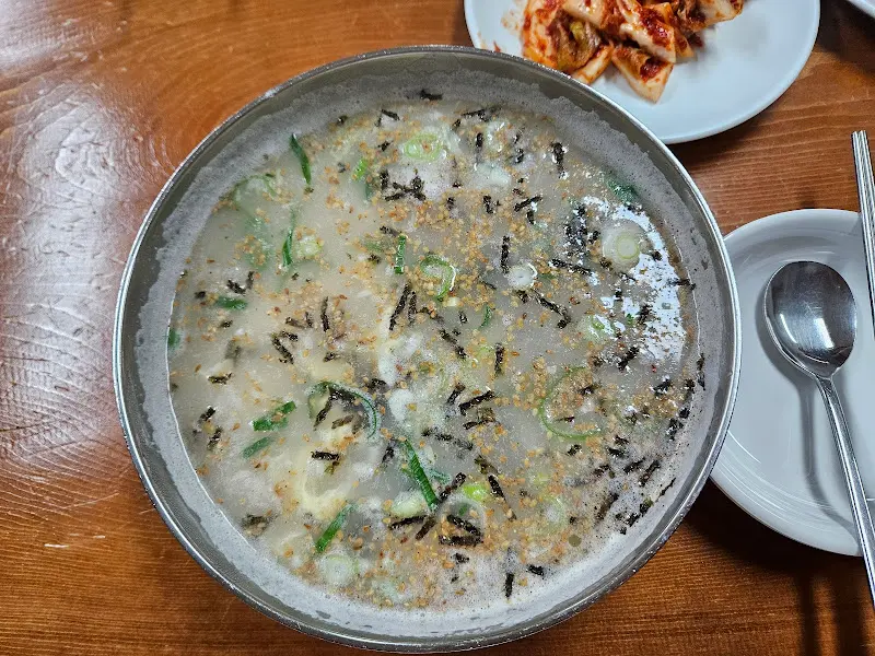 뽀얀 떡국 국물
