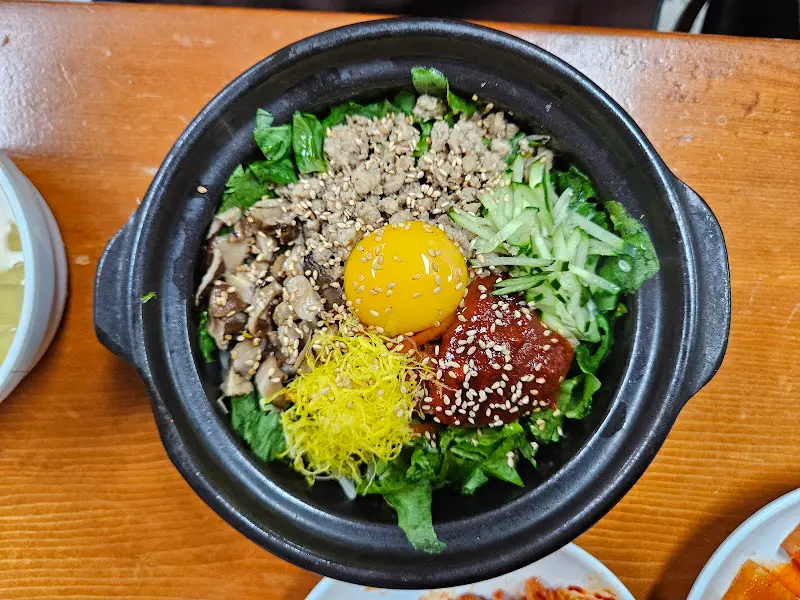 돌솥비빔밥의 아름다운 색감