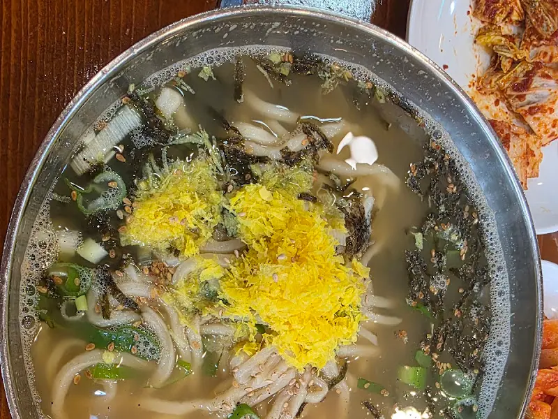 칼국수와 김치의 조화