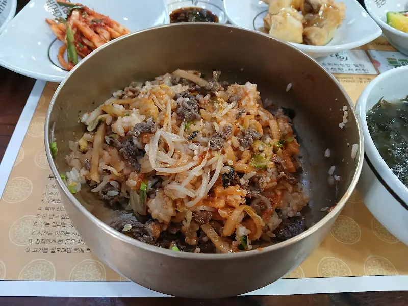 비빔밥과 함께 차려진 밑반찬