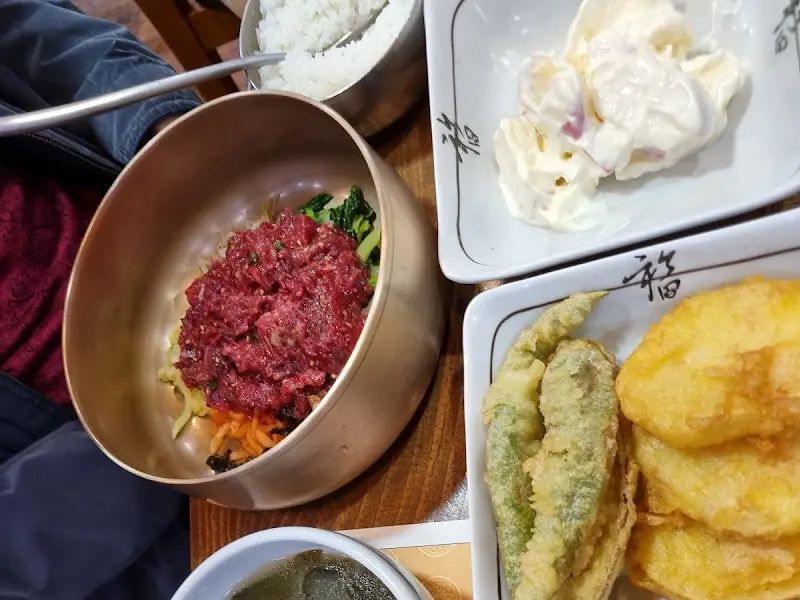 육회 비빔밥과 밑반찬